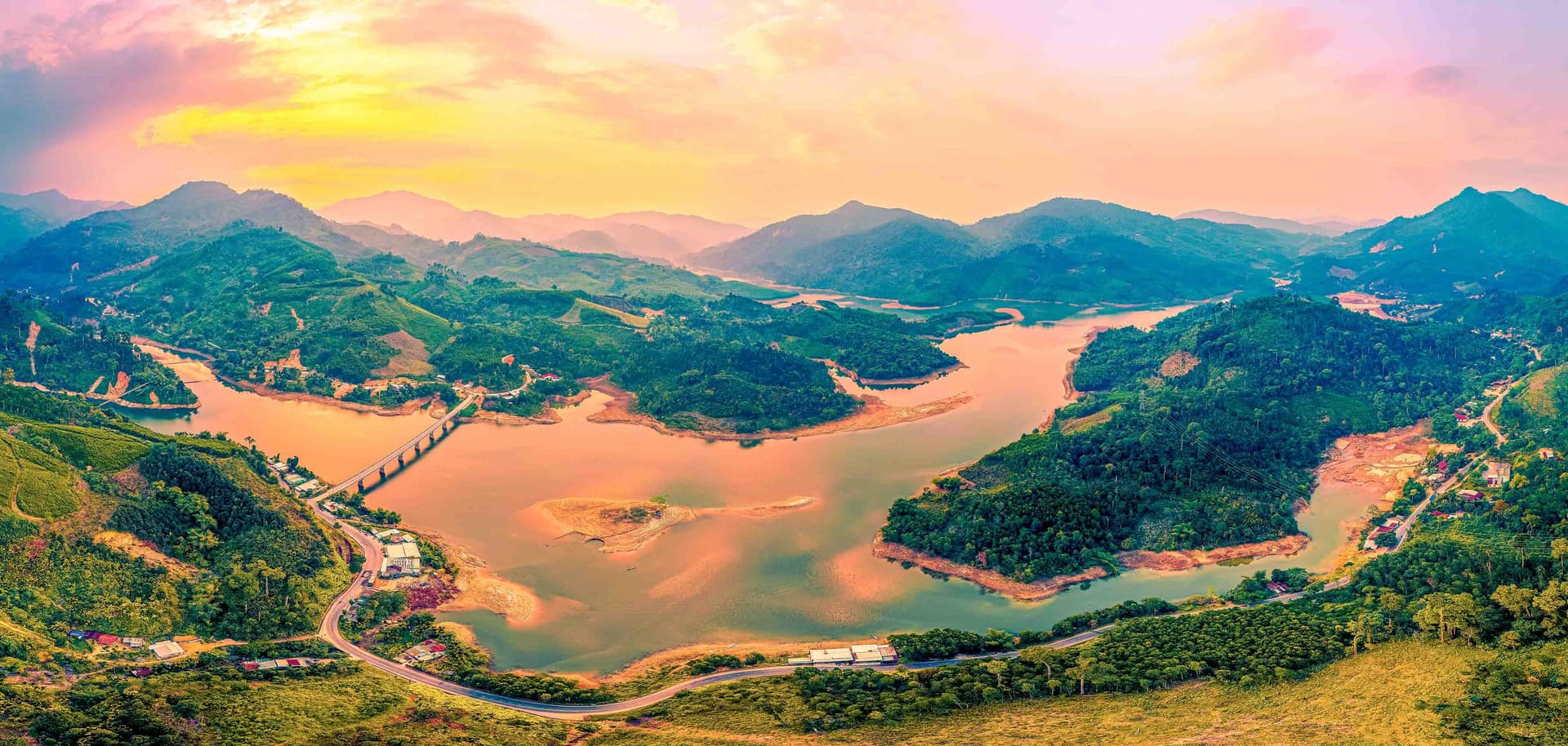 Dòng sông uốn quanh đại ngàn Trà Leng