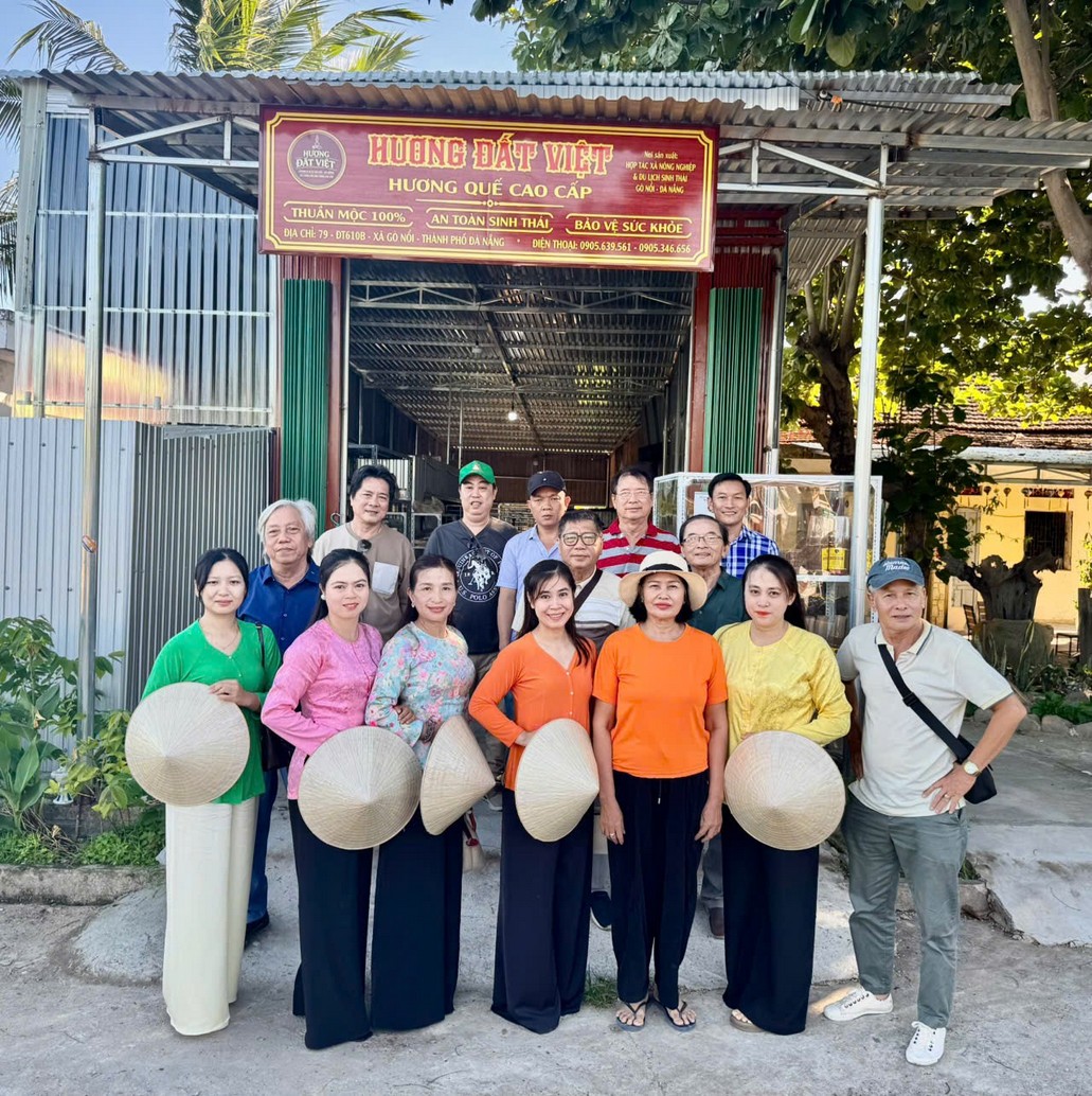 Đoàn Hội Nhạc sĩ, nhà văn Đà Nẵng & lãnh đạo xã Gò Nổi khảo sát xưởng sản xuất