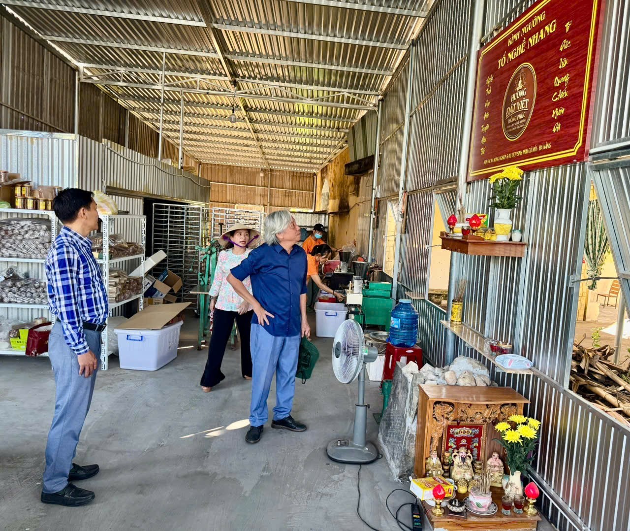Tham quan quy trình sản xuất tại xưởng Hương Đất Việt Hồng Phúc