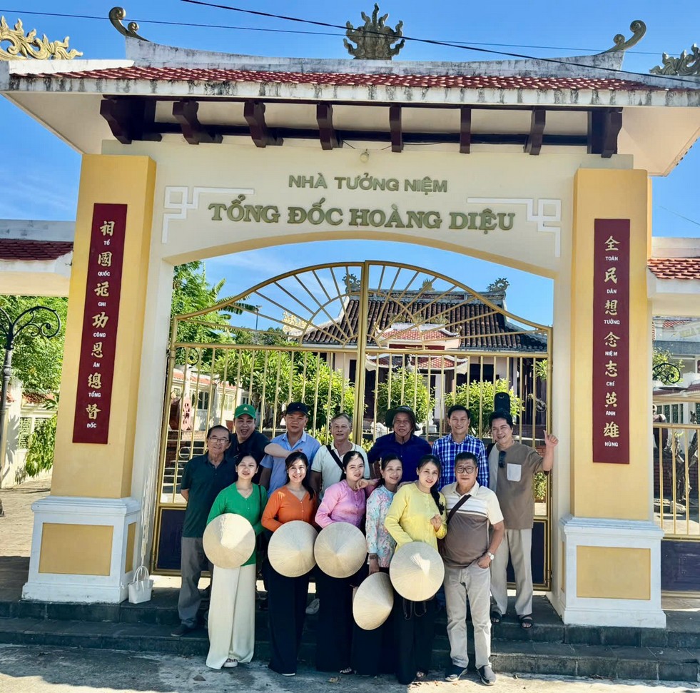 Đoàn đến viếng Nhà tưởng niệm Tổng đốc Hoàng Diệu